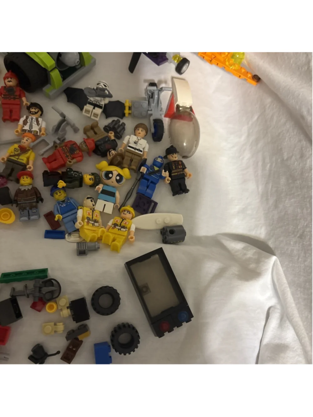 Lego Minifigures Lot Of Mini Figures, Aircraft And Accessories 1165￼